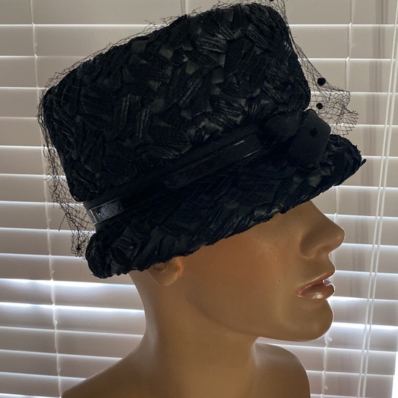 Vintage black Valerie Modes straw hat with netting and bow - Picture 6 of 15
